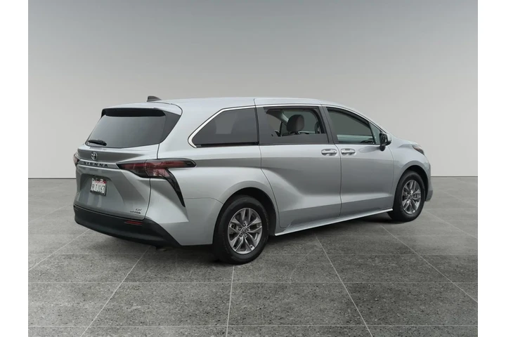 $39748 : Toyota Sienna 2024 LE 8-Pass image 5