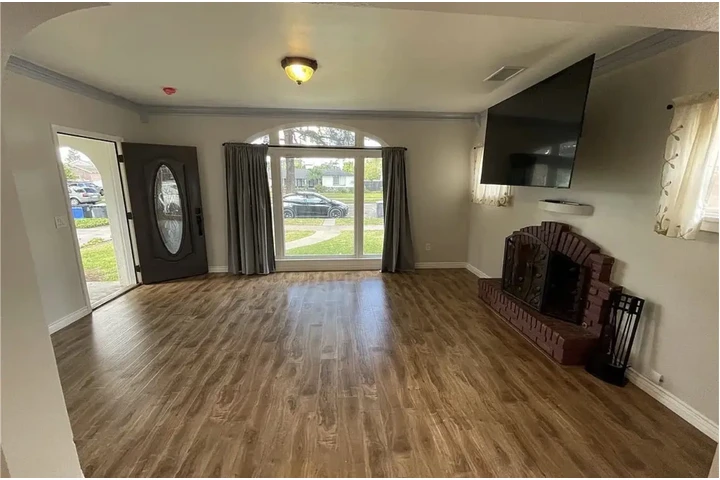 $1000 : newer cabinetry, quartz-style image 4