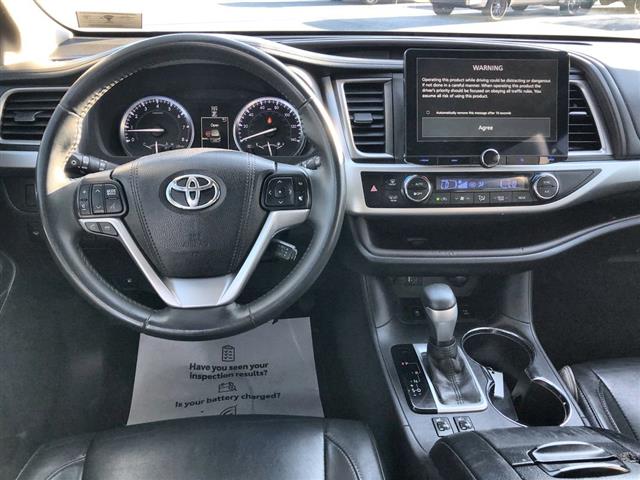 $18900 : PRE-OWNED 2016 TOYOTA HIGHLAN image 10