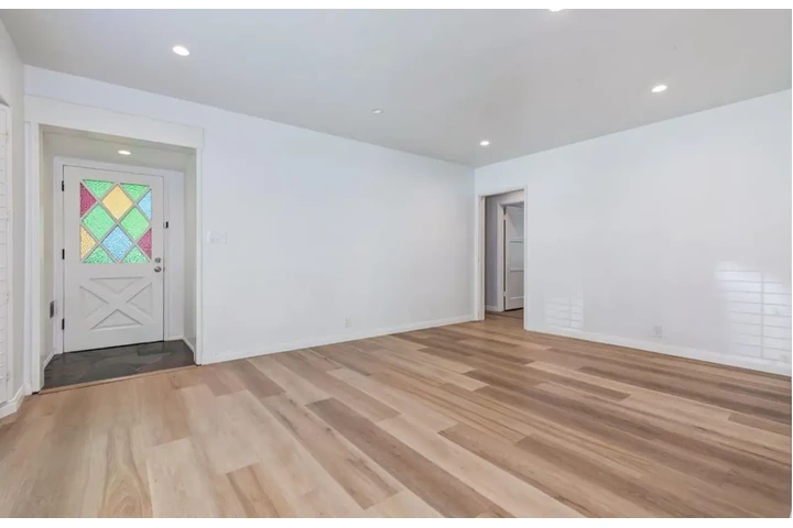 $2350 : Leasing Now image 2