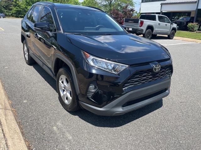 $25105 : PRE-OWNED 2021 TOYOTA RAV4 XLE image 2