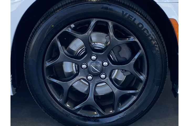 $18991 : Chrysler 300 2019 AWD S 4dr image 5