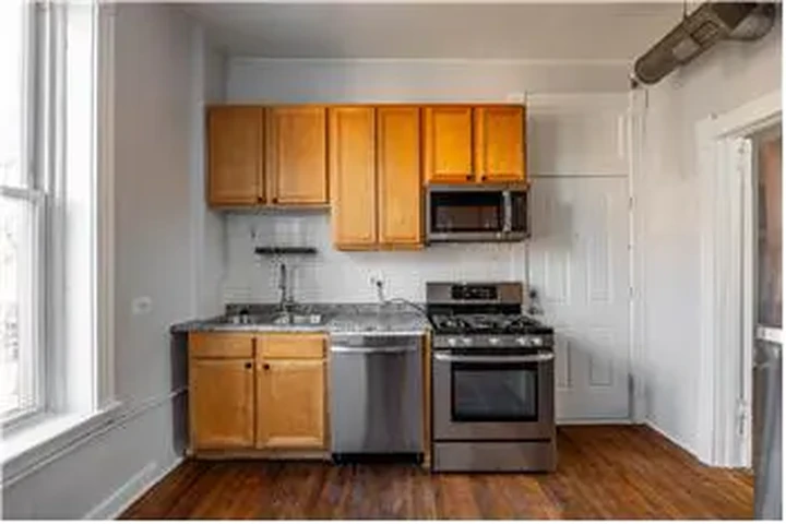 $1985 : Rental property with 2 bedro image 10