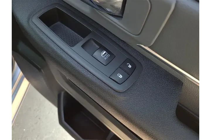 $25467 : Ram 1500 Classic 2021 4x4 SL image 10