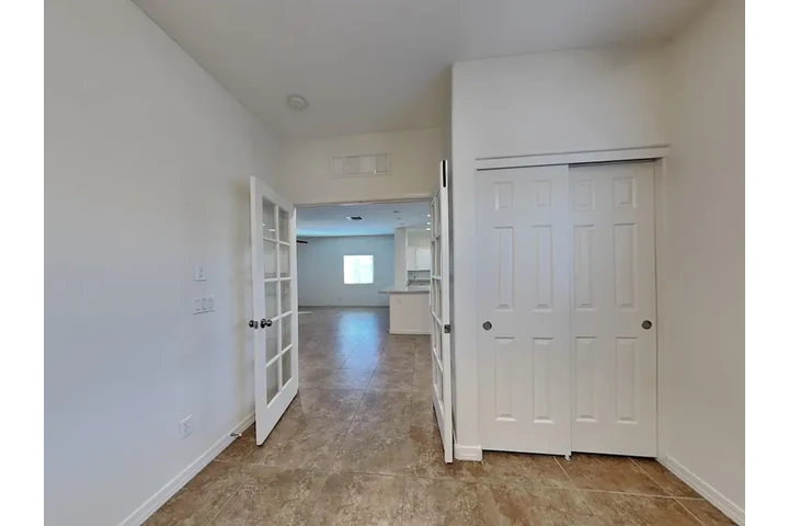 $1100 : 3bed/2bath Apartment image 3