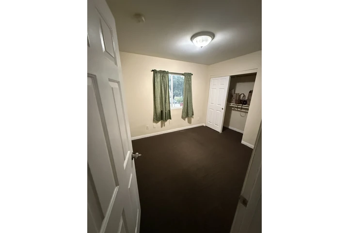 $800 : Se Renta Cuarto a Mujer image 1