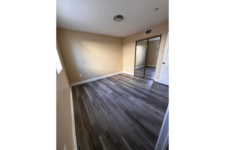 $1300 : 708 W 50th St, Los Angeles, CA image 3