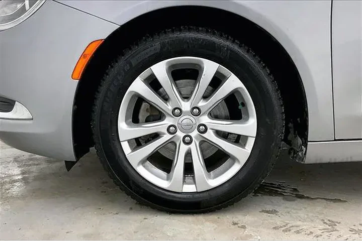 $10990 : Chrysler 200 2015 Limited 4d image 10