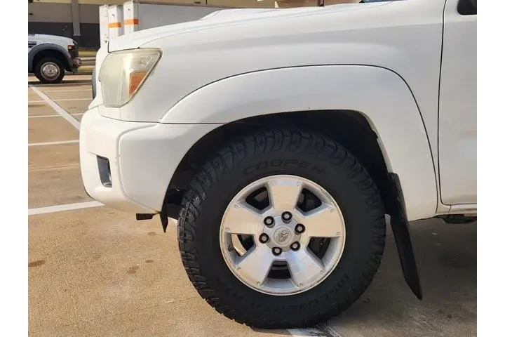 $22233 : Toyota Tacoma 2015 4x4 V6 4d image 8