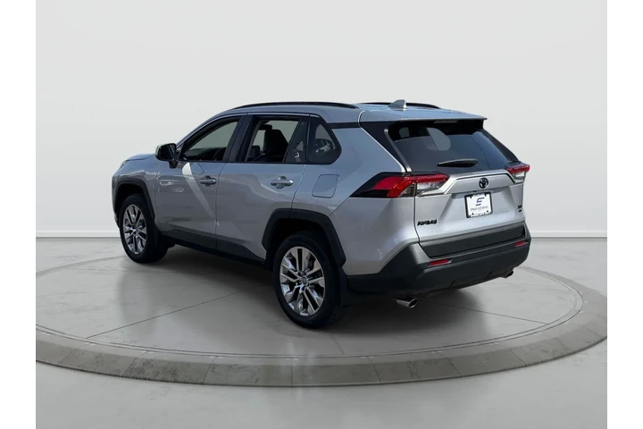 $30298 : Toyota RAV4 2021 AWD XLE Pre image 5