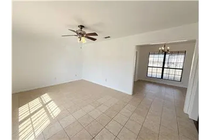 $750 : Rental property with 2 bedro image 3
