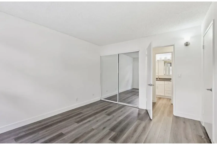 $1980 : 2 Bedroom Apt in West Adams LA image 7