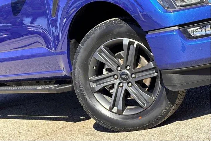 $39977 : Ford F-150 2023 4x4 XLT 4dr image 2