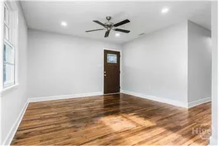 $2000 : Rental property with 3 bedro image 5