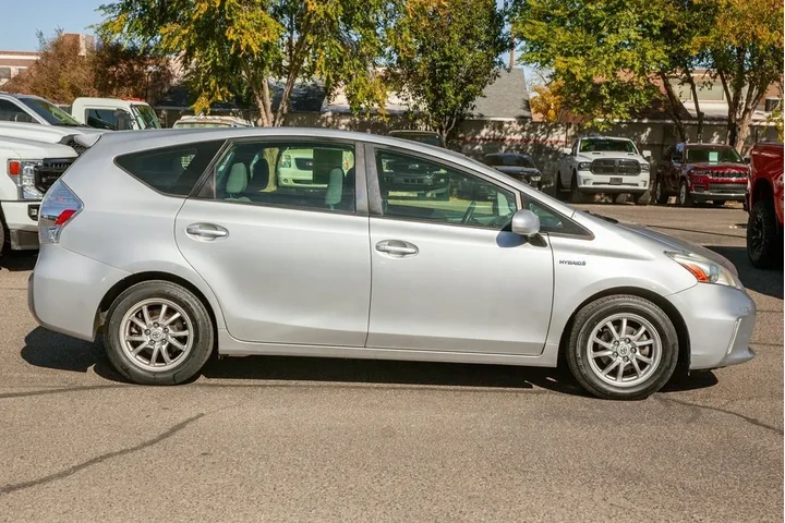 $9950 : 2012 Prius v Two image 4