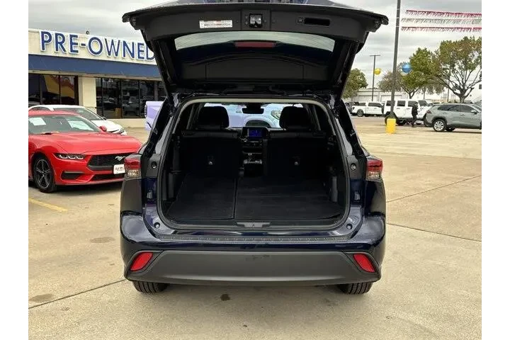 $35141 : Toyota Highlander 2023 LE 4d image 9