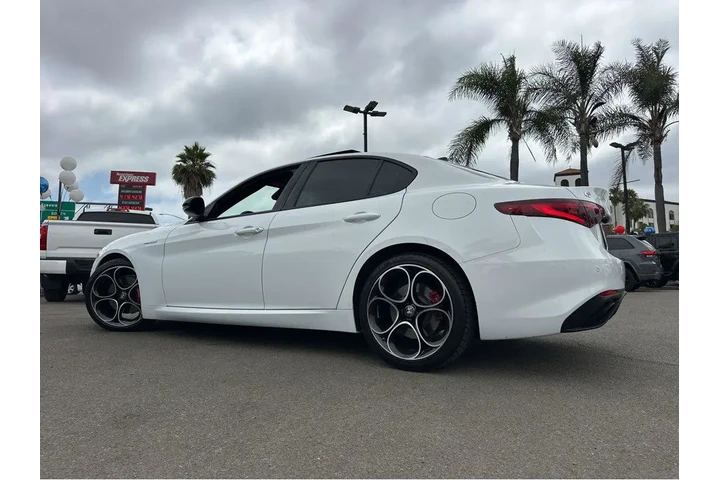 $29977 : 2023 Giulia Veloce image 4