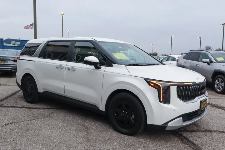 $34988 : 2025 Carnival LXS FWD image 3