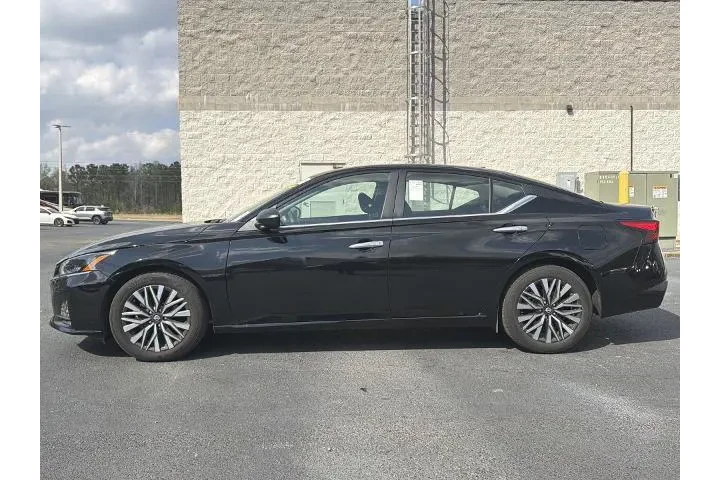 $19843 : Nissan Altima 2025 2.5 SV 4d image 2