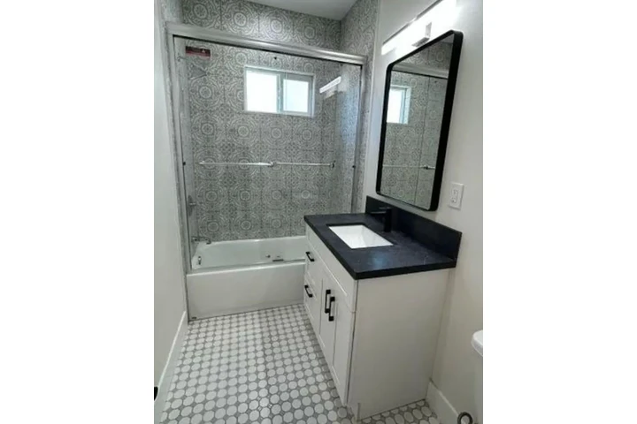 $1100 : Rento Apto En los Angeles! image 5