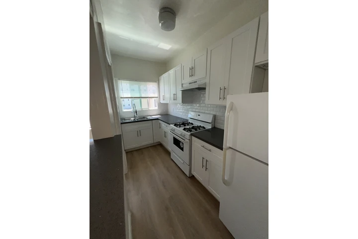 $1525 : Renovated single unit for rent image 3