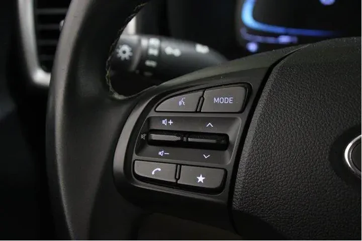 $17989 : Hyundai VENUE 2023 SEL 4dr C image 8