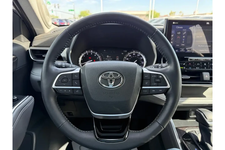 Toyota Highlander 2022 AWD P image 9