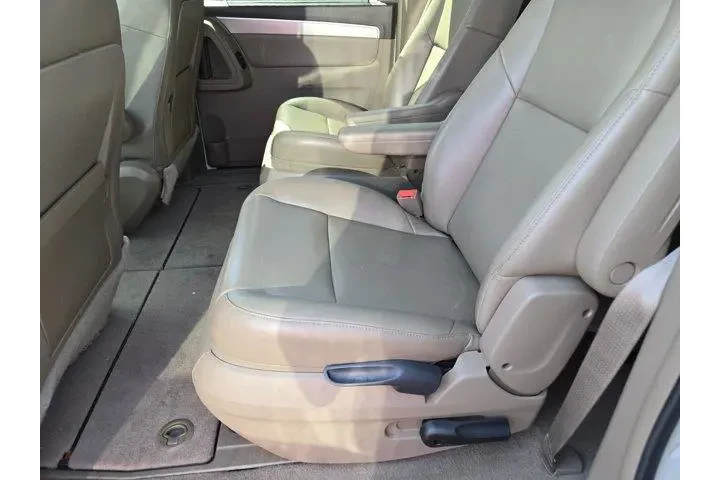 $8991 : Volkswagen Routan 2011 SE 4d image 4