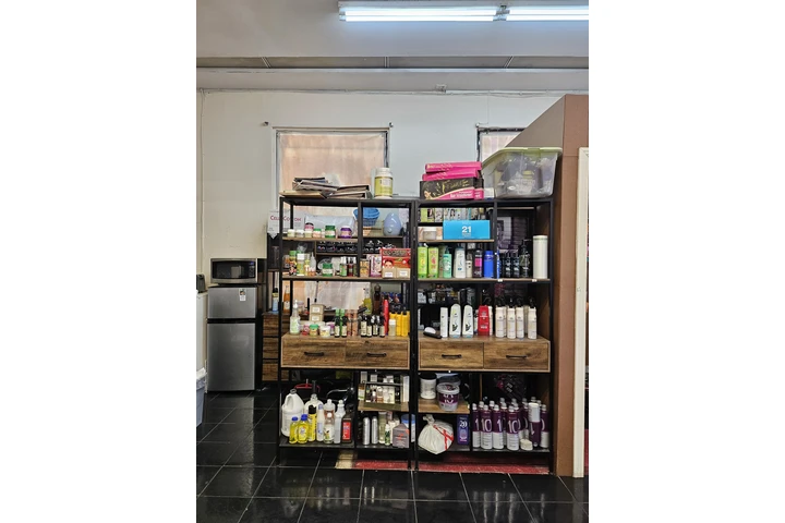 LUCKY'S BEAUTY SALON image 5