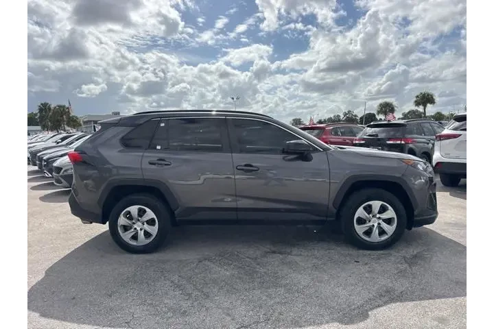 $16988 : Toyota RAV4 2019 LE 4dr SUV image 2