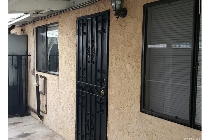 $2099 : Outdoors, the front and backya image 2