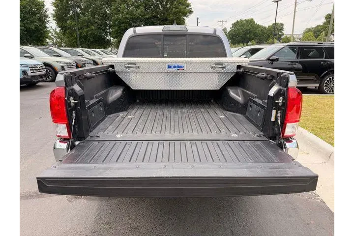 $28421 : Toyota Tacoma 2017 4x4 SR5 V image 8