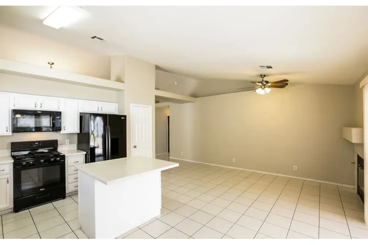 $1450 : Nice 3BED/2BATH in Las Vegas image 3