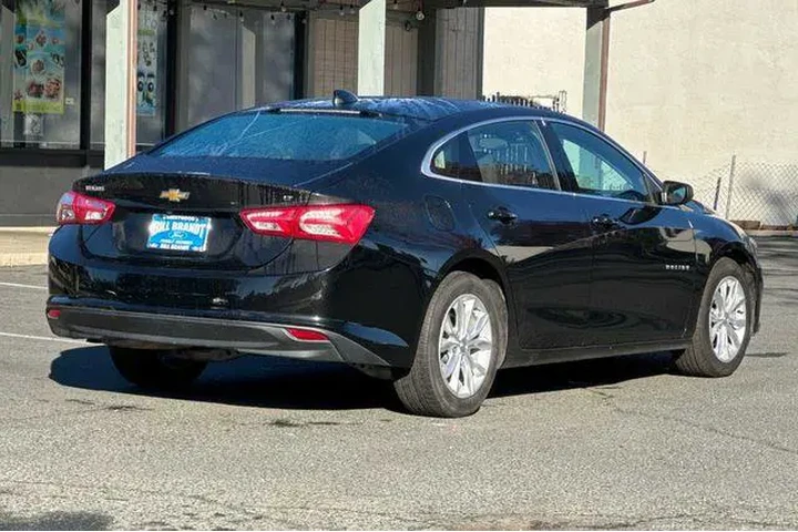 $13813 : Chevrolet Malibu 2022 LT 4dr image 3