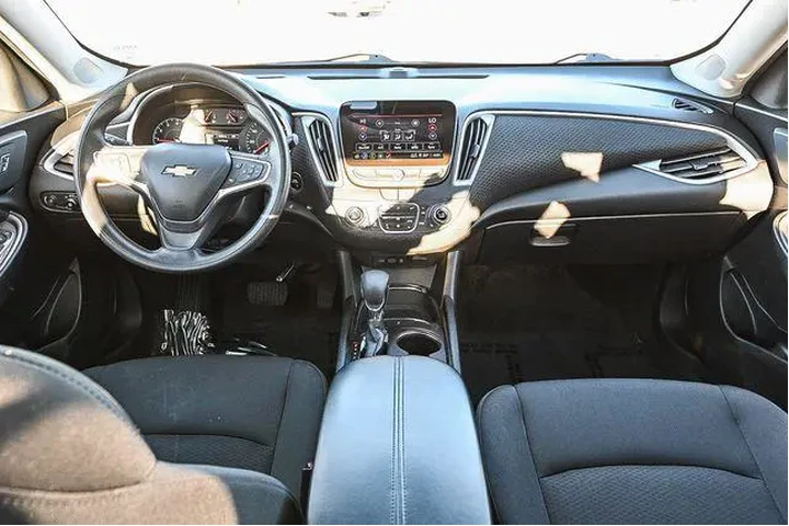 $17288 : Chevrolet Malibu 2023 LT 4dr image 9