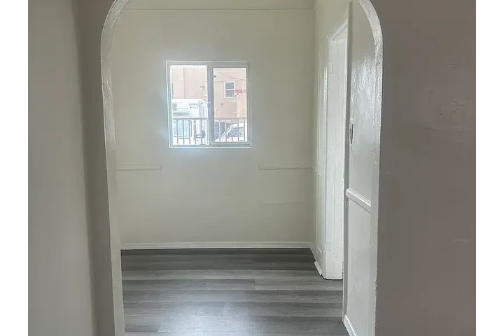 $1150 : Special 1bd 1ba @ Huntington image 5
