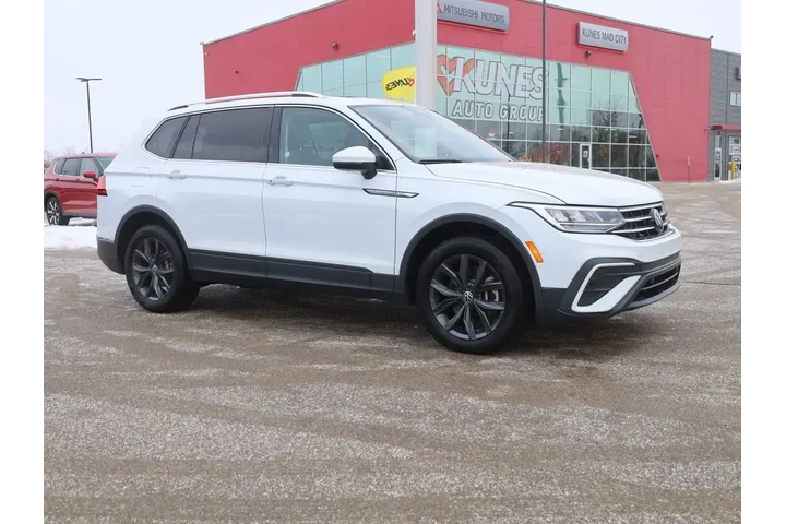 $23777 : Volkswagen Tiguan 2024 Wolfs image 2