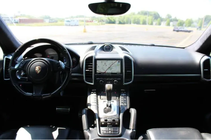 2014 Cayenne GTS image 9