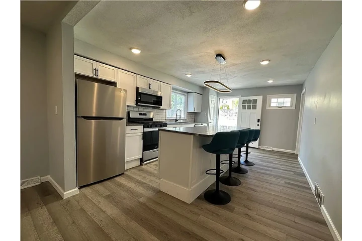 $900 : Fully renovated beautiful home image 5