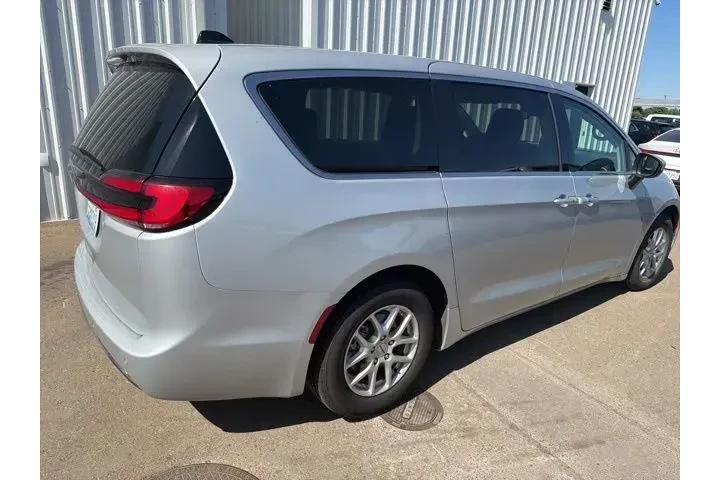 $23500 : Chrysler Pacifica 2023 Touri image 4