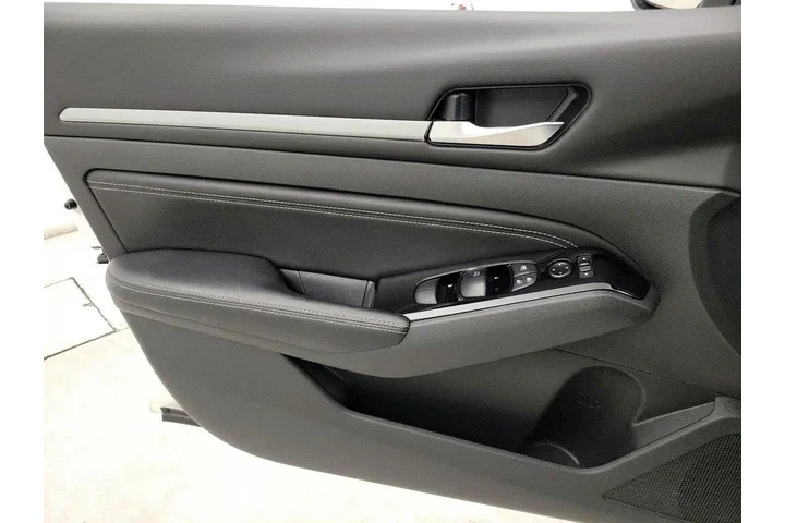 $20998 : Nissan Altima 2023 2.5 SV 4d image 4