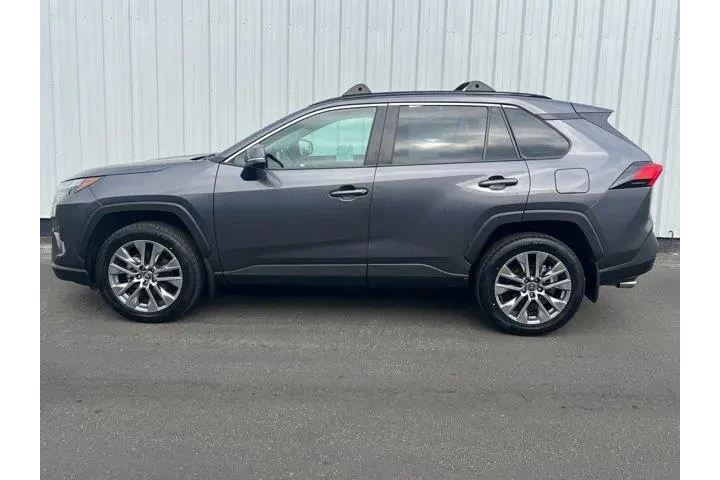 $28994 : Toyota RAV4 2022 XLE Premium image 3