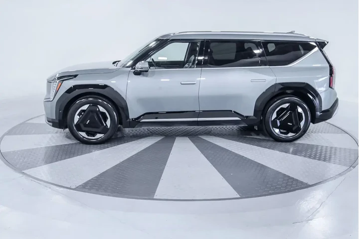 $37460 : Kia EV9 2024 AWD Land 4dr SU image 4