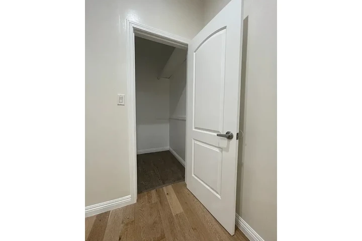 $2350 : 3 Bedroom House in Koreatown image 7