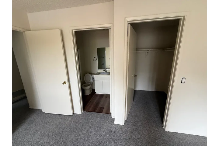 $2000 : Gorgeous 2 bed 1 Bath image 10