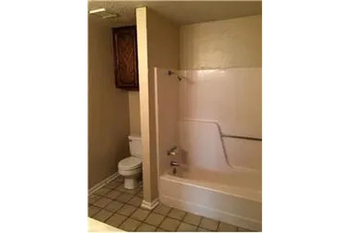 $900 : Rental property with 2 bedro image 3