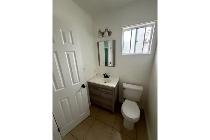 $1100 : cuarto privado y baño, downey image 1