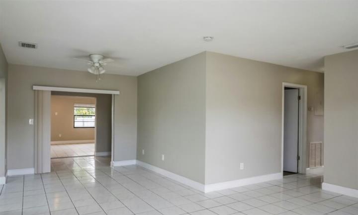 $2239 : House for rent in Miami image 9