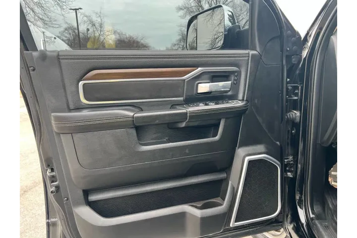 $62997 : 2022 RAM 3500 Laramie image 9