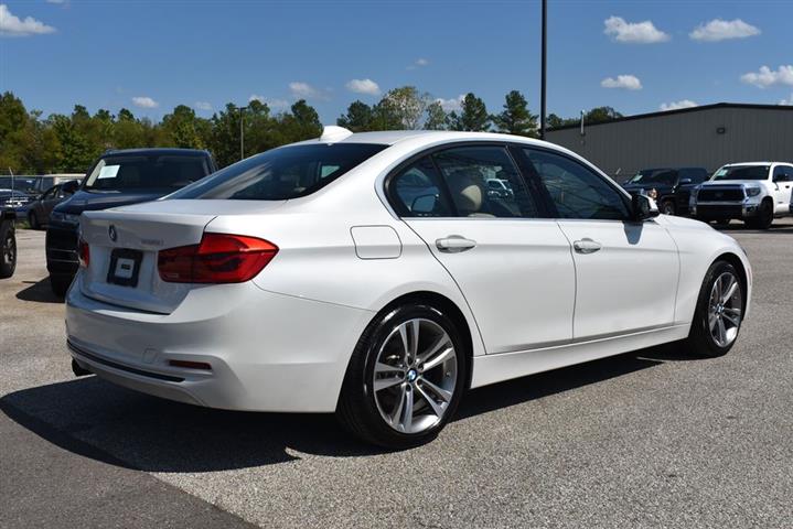 2018 BMW 3 Series 330i image 9